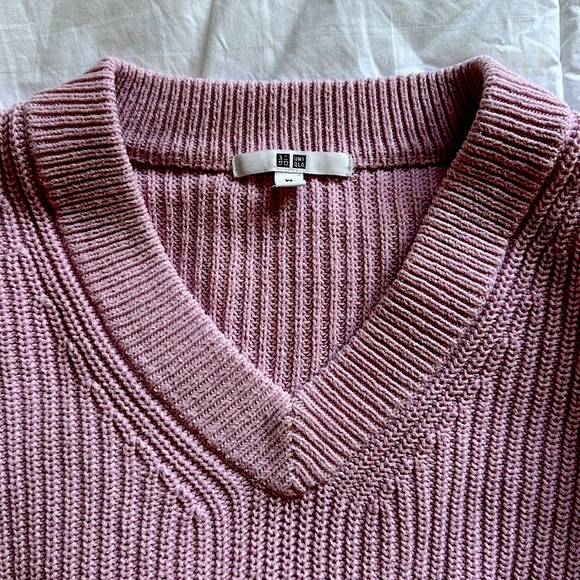 Uniqlo Relaxed V Neck Sweater - Picture 2 of 3